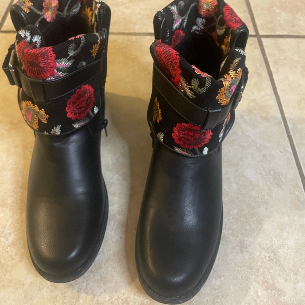 Just Fab Black Boots Never worn !